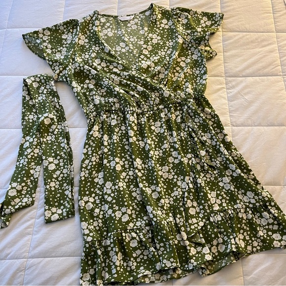 Like New LC Lauren Conrad Colie Wrap Short Sleeve Dress in Green Floral Print - Picture 2 of 9